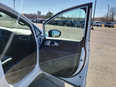 2024 Chrysler Pacifica Hybrid Hybrid S Appearance Pkg