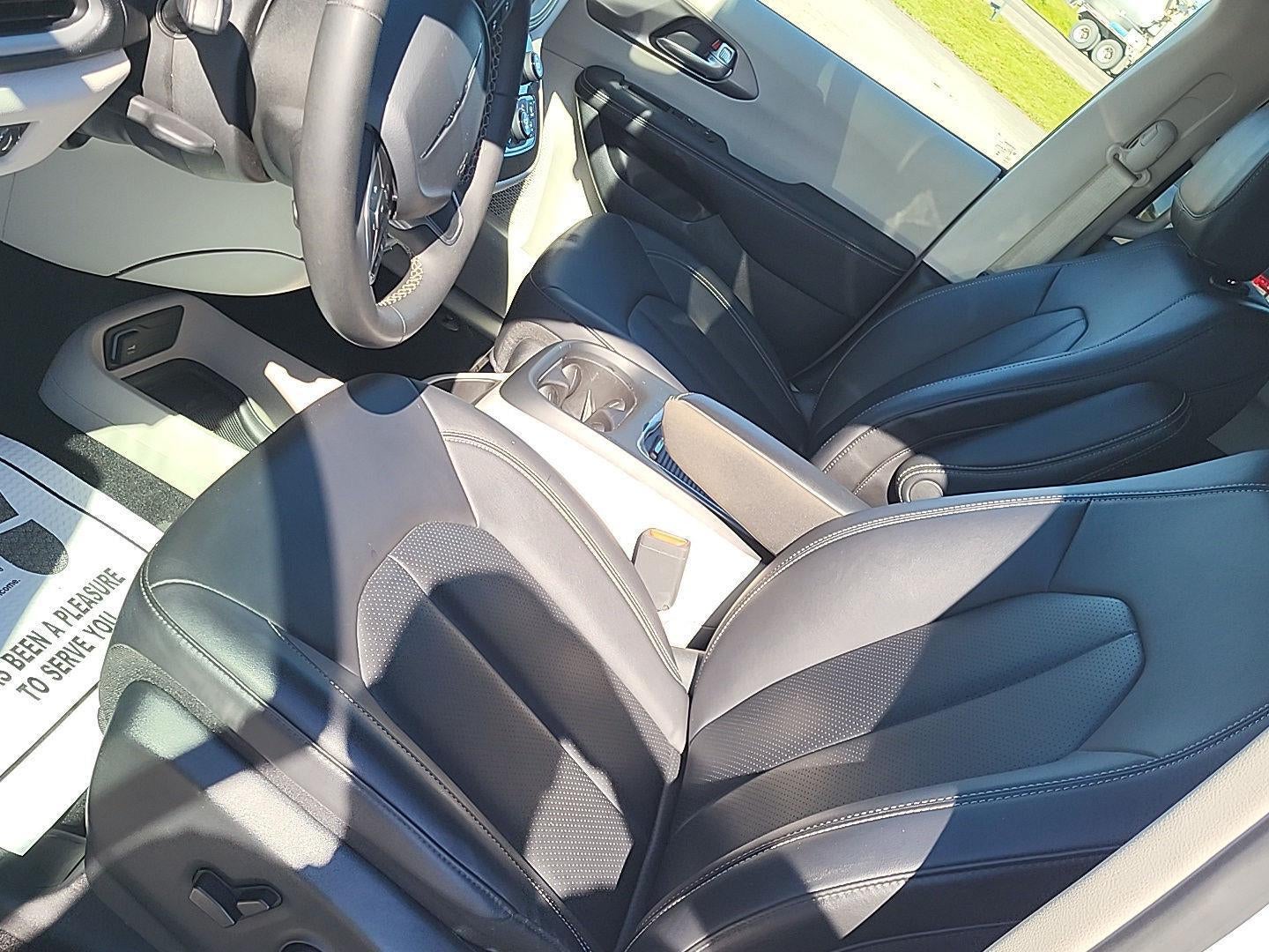 2024 Chrysler Pacifica Hybrid Select