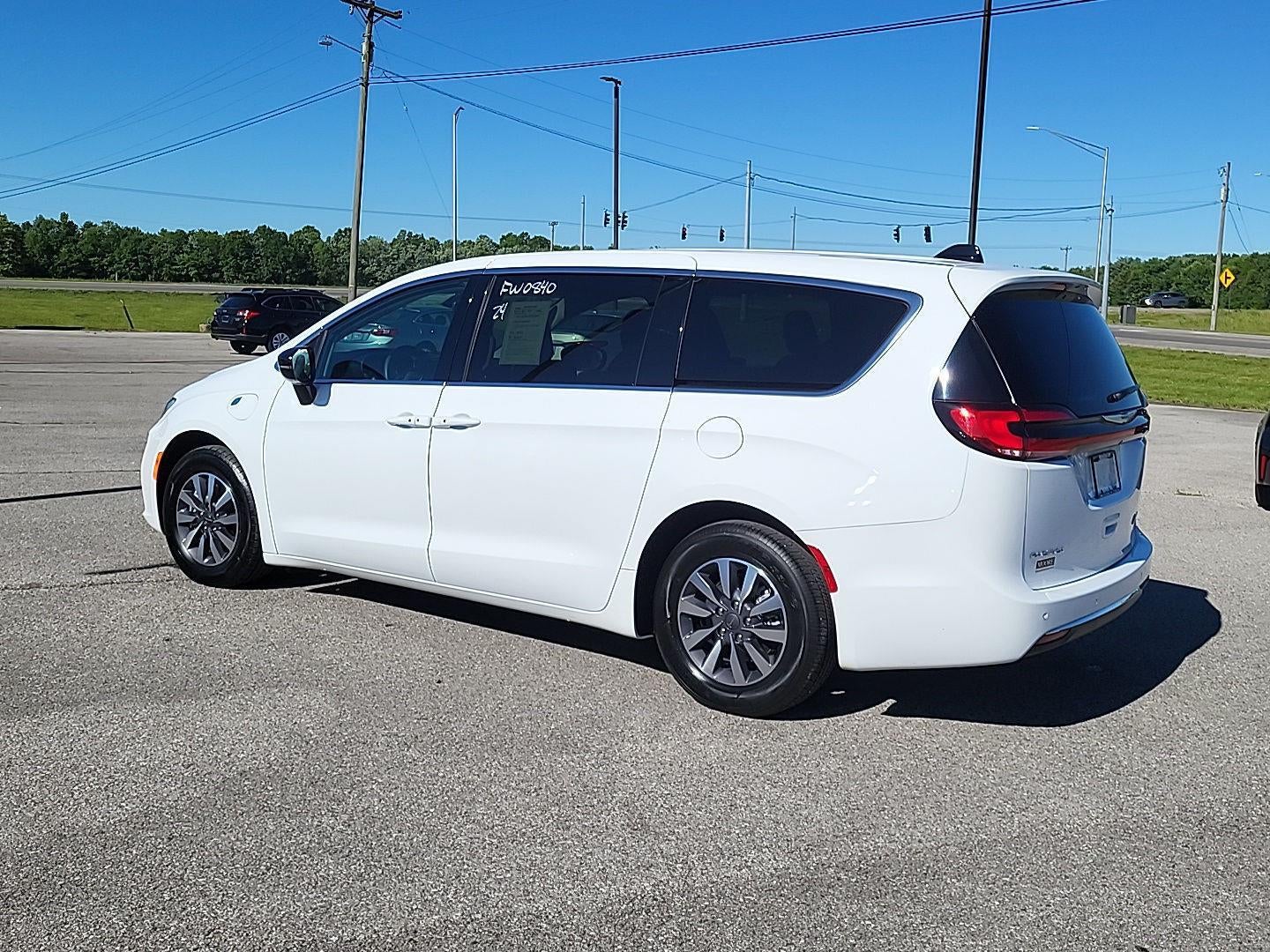2024 Chrysler Pacifica Hybrid Select