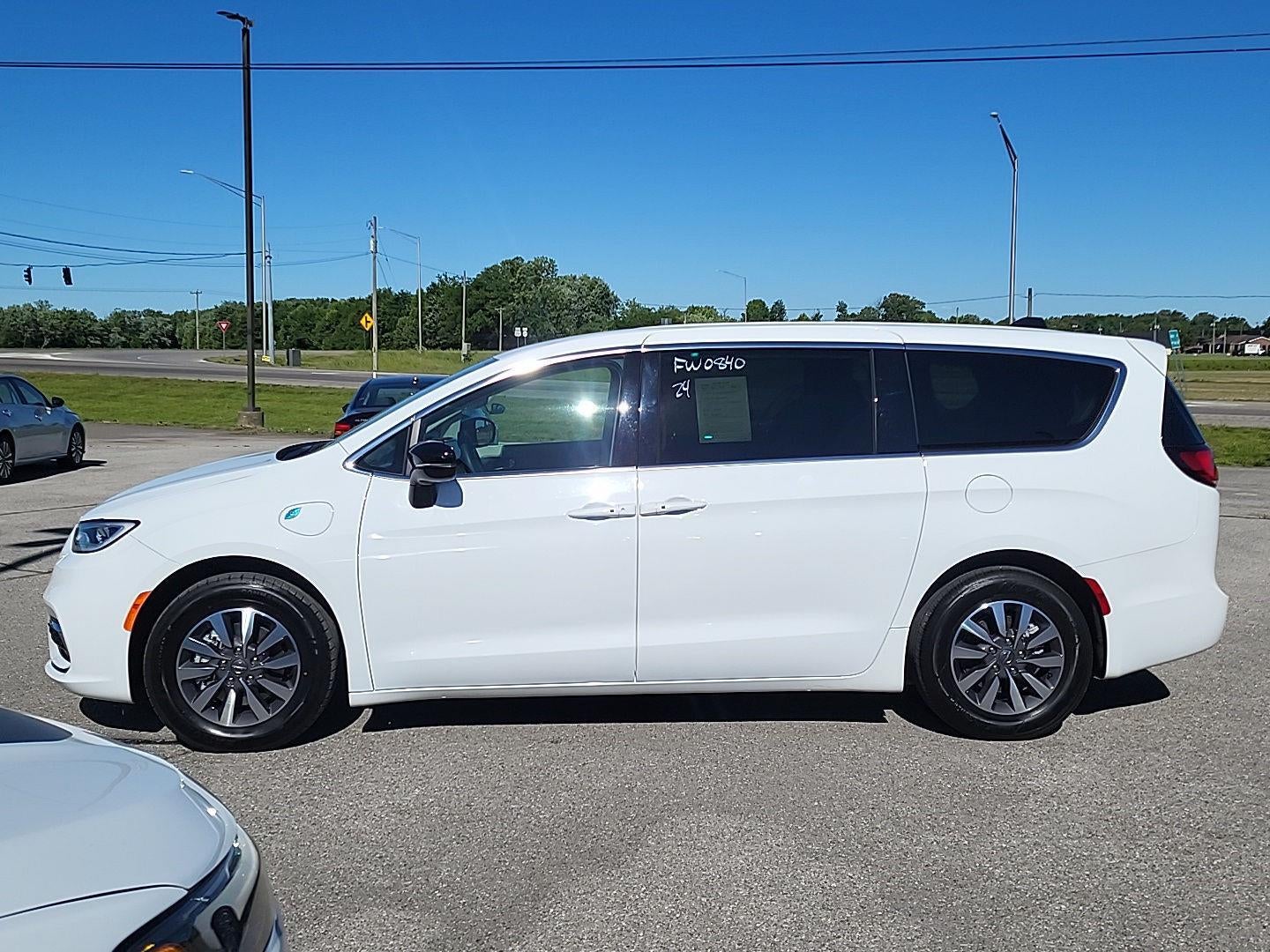 2024 Chrysler Pacifica Hybrid Select