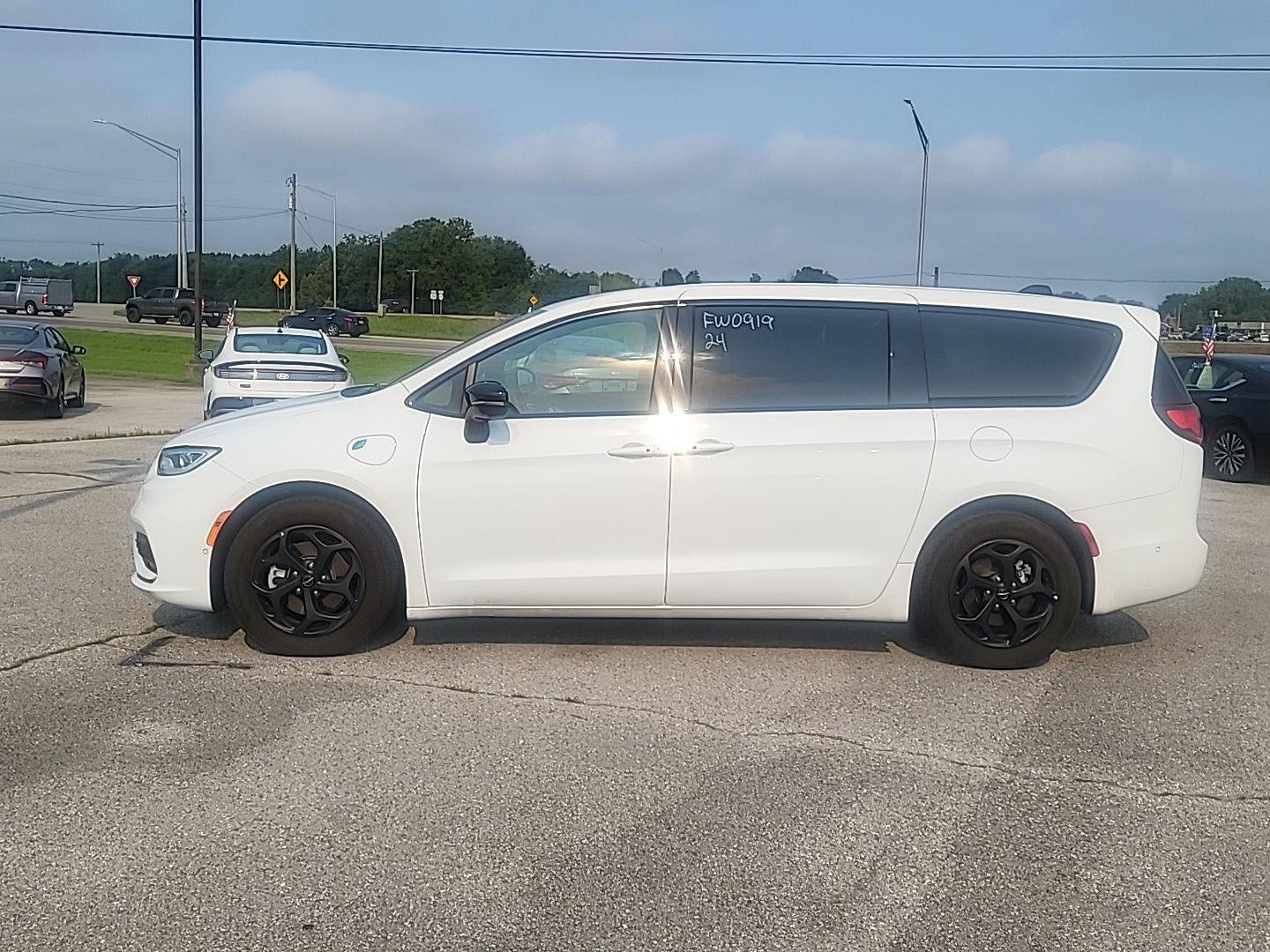 2024 Chrysler Pacifica Hybrid S Appearance Pkg
