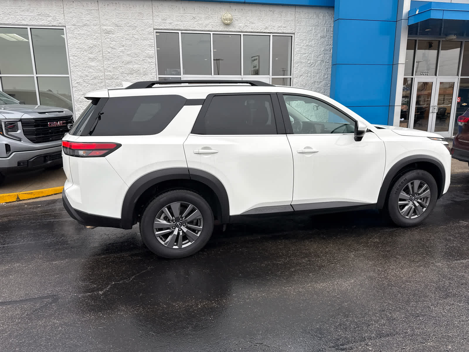 2025 Nissan Pathfinder SV