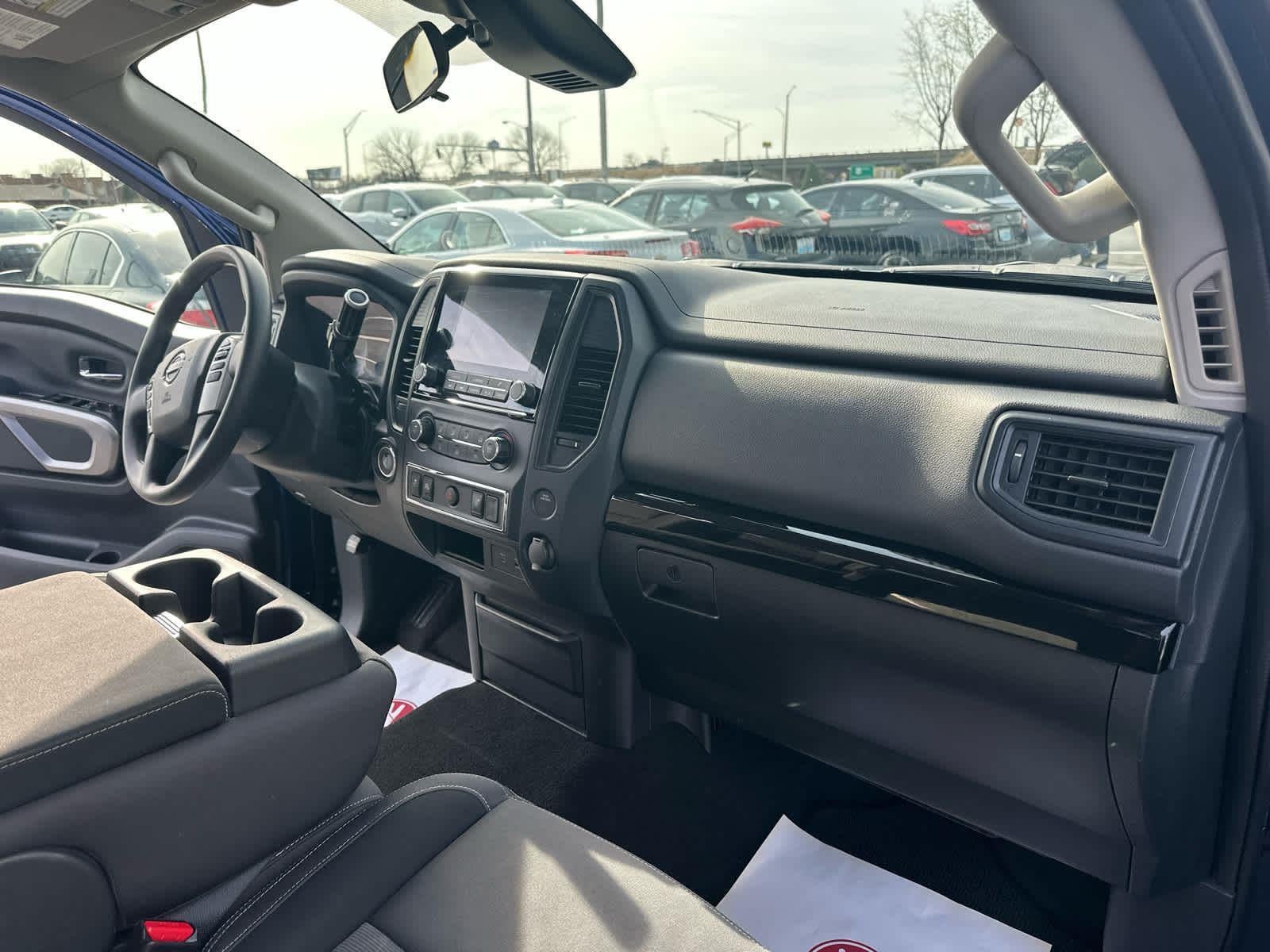 2023 Nissan TITAN SV