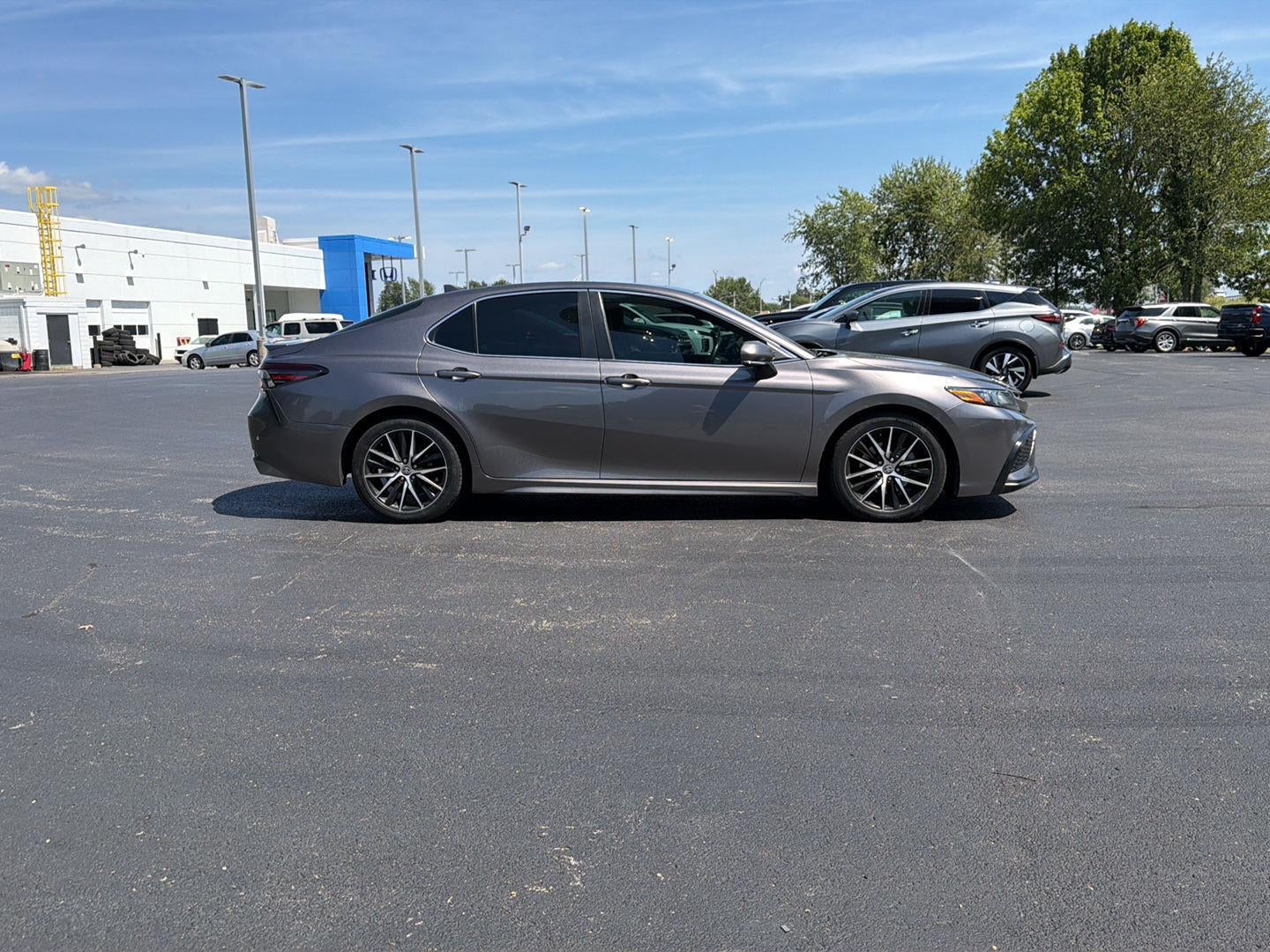 2022 Toyota Camry Hybrid SE