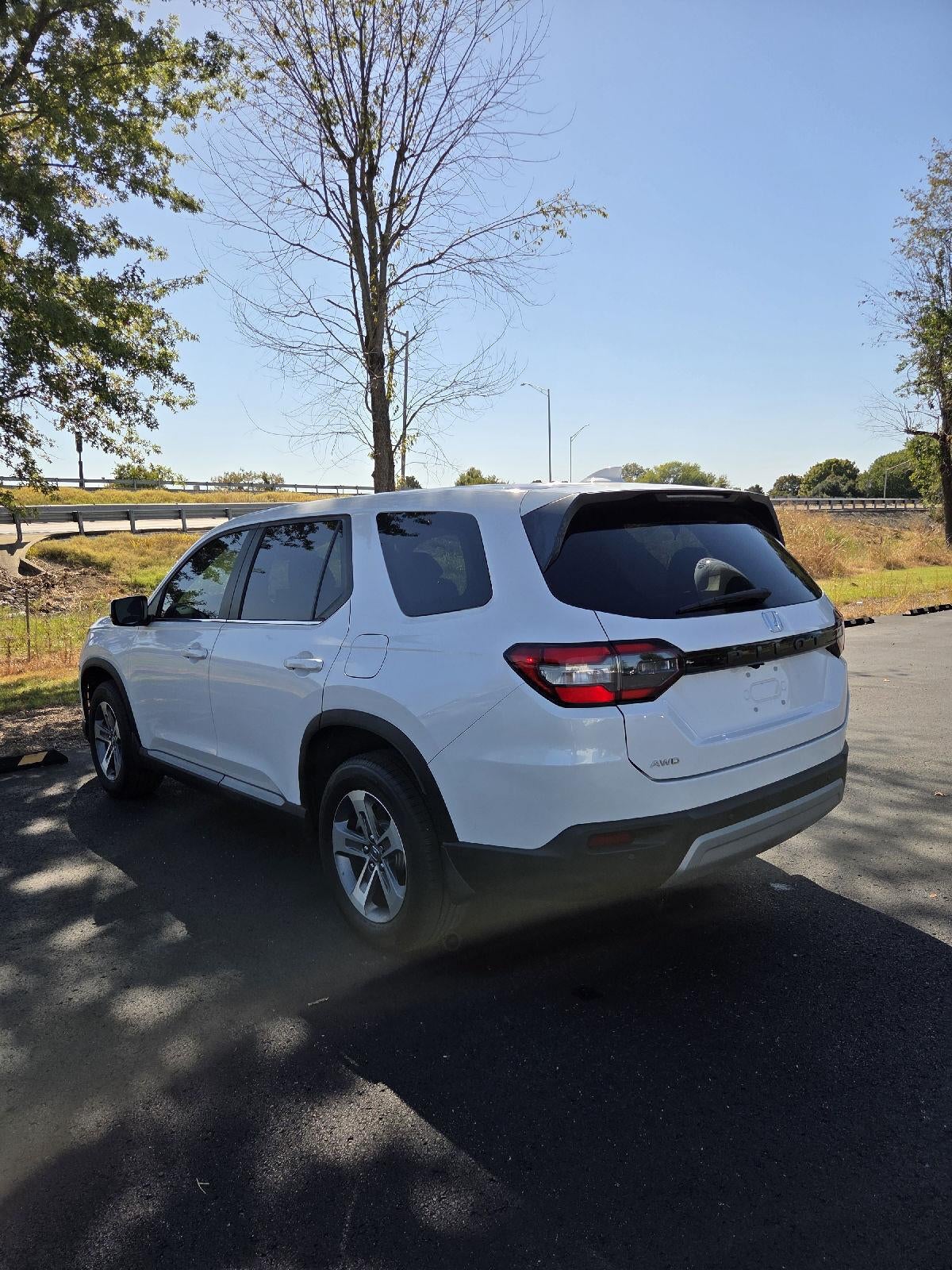 2023 Honda Pilot EX-L w/Rear Captain's Chairs