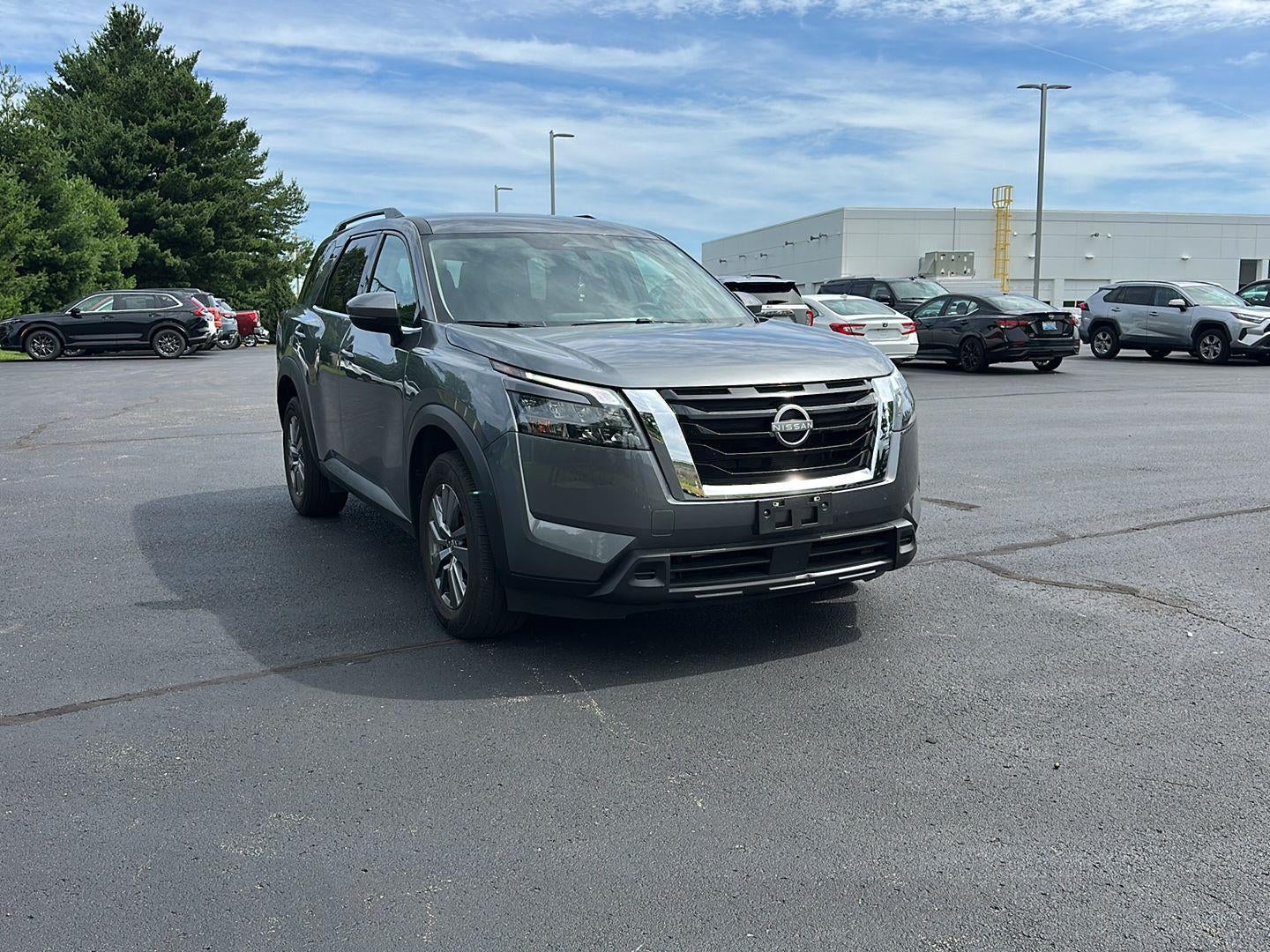 2025 Nissan Pathfinder SV