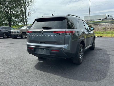 2025 Nissan Pathfinder SV